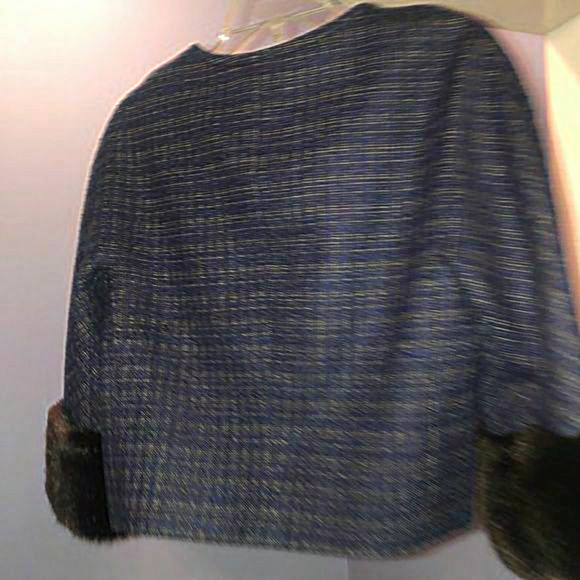 Trina Turk size 6 tweed jacket‎ Hook & eye closure’s faux fur cuff - Picture 2 of 7